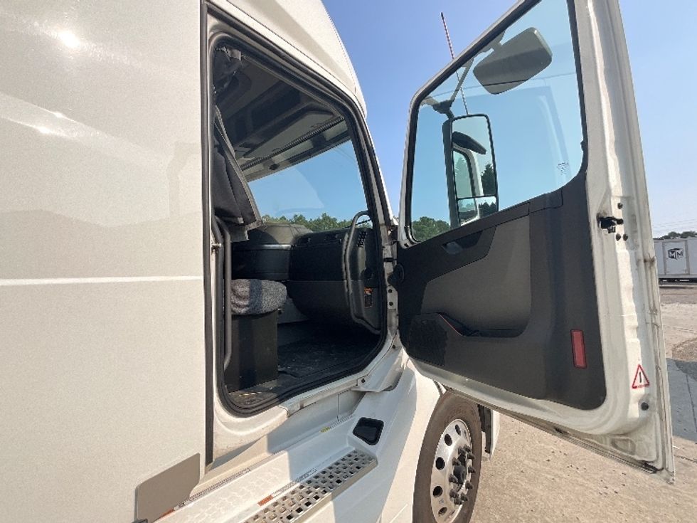 Sleeper Tractor-Heavy Duty Tractors-Volvo-2021-VNL64760-Mebane-NC-506,442\n\t\tmiles-$ 61,250 - Image 13