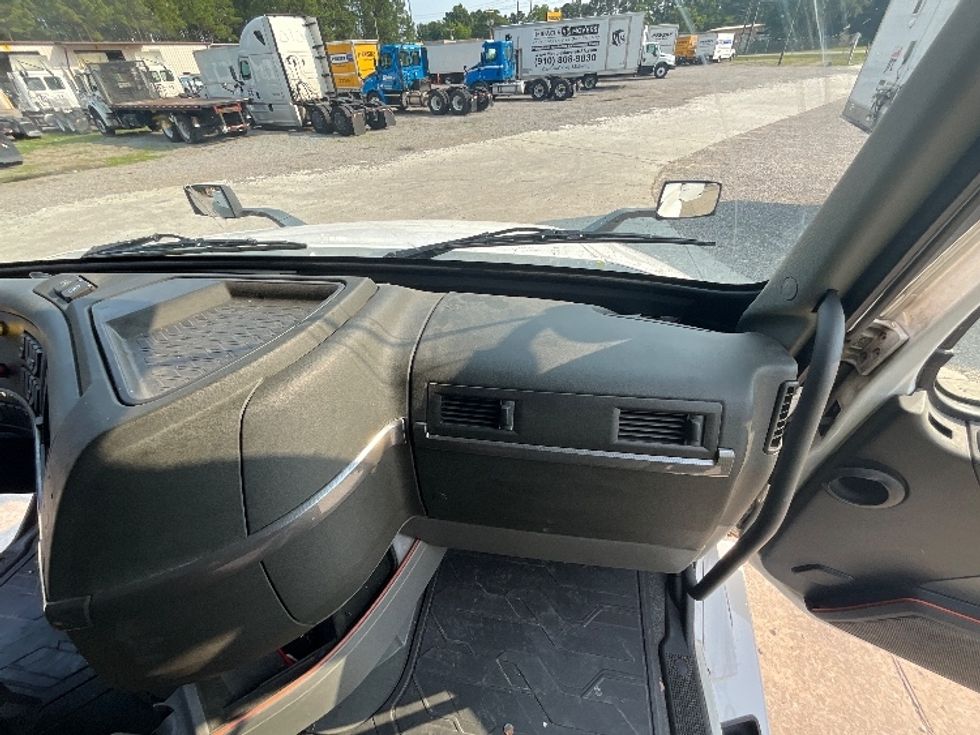 Sleeper Tractor-Heavy Duty Tractors-Volvo-2021-VNL64760-Mebane-NC-506,442\n\t\tmiles-$ 61,250 - Image 14