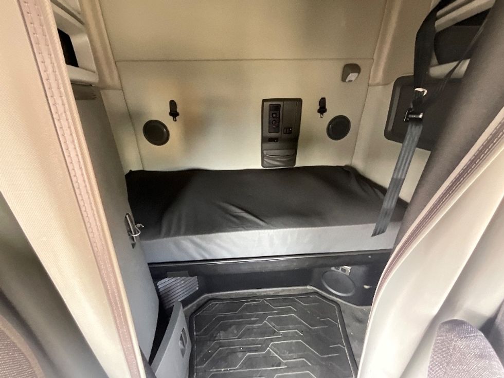 Sleeper Tractor-Heavy Duty Tractors-Volvo-2021-VNL64760-Mebane-NC-506,442\n\t\tmiles-$ 61,250 - Image 16