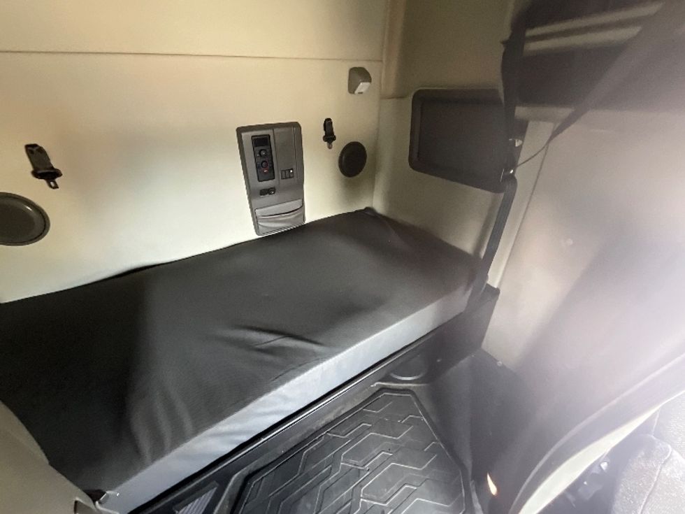 Sleeper Tractor-Heavy Duty Tractors-Volvo-2021-VNL64760-Mebane-NC-506,442\n\t\tmiles-$ 61,250 - Image 17