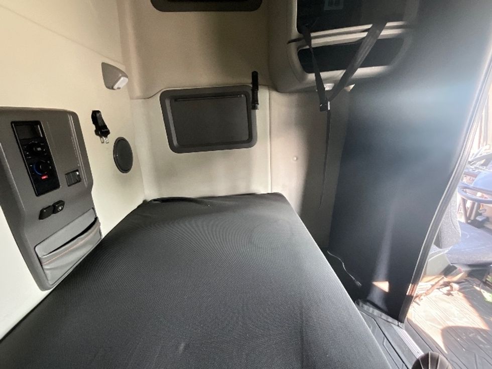 Sleeper Tractor-Heavy Duty Tractors-Volvo-2021-VNL64760-Mebane-NC-506,442\n\t\tmiles-$ 61,250 - Image 18