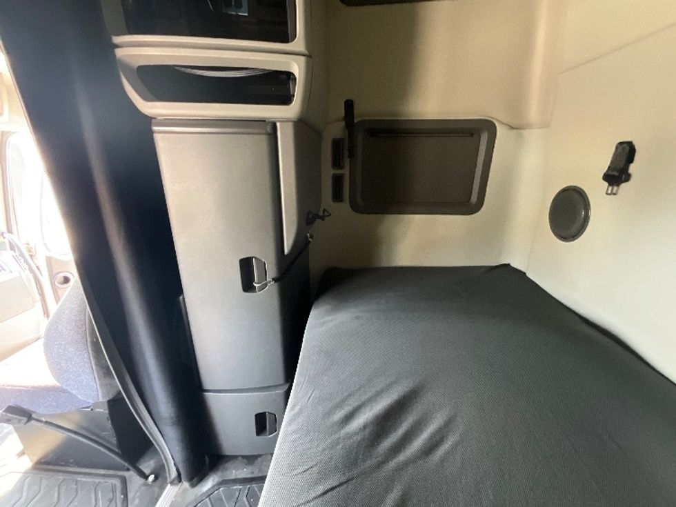 Sleeper Tractor-Heavy Duty Tractors-Volvo-2021-VNL64760-Mebane-NC-506,442\n\t\tmiles-$ 61,250 - Image 19