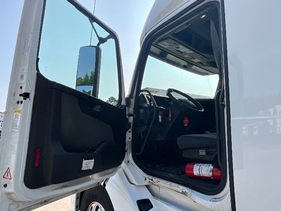 Sleeper Tractor-Heavy Duty Tractors-Volvo-2021-VNL64760-Mebane-NC-506,442\n\t\tmiles-$ 61,250 - Image 9