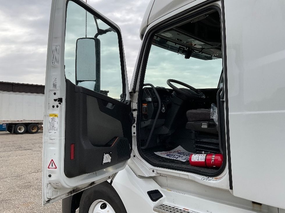 Sleeper Tractor-Heavy Duty Tractors-Volvo-2021-VNL64760-Memphis-TN-436,110\n\t\tmiles-$ 75,750 - Image 10