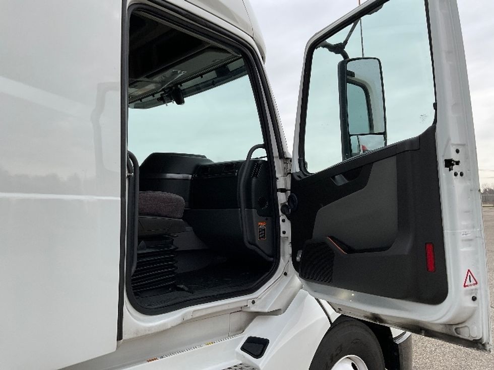 Sleeper Tractor-Heavy Duty Tractors-Volvo-2021-VNL64760-Memphis-TN-436,110\n\t\tmiles-$ 75,750 - Image 13