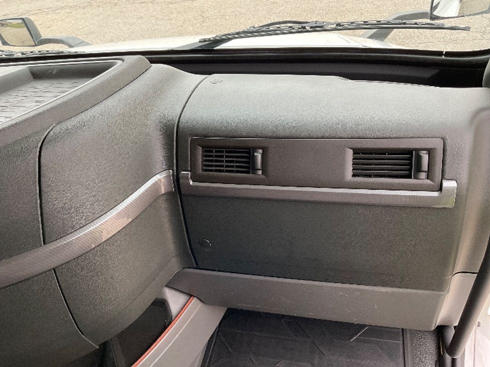 Sleeper Tractor-Heavy Duty Tractors-Volvo-2021-VNL64760-Memphis-TN-436,110\n\t\tmiles-$ 75,750 - Image 14