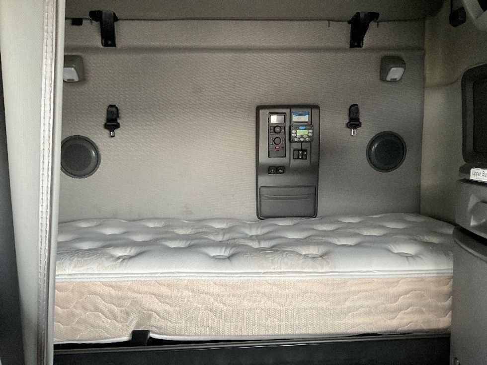 Sleeper Tractor-Heavy Duty Tractors-Volvo-2021-VNL64760-Memphis-TN-436,110\n\t\tmiles-$ 75,750 - Image 16