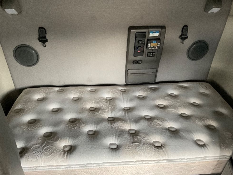 Sleeper Tractor-Heavy Duty Tractors-Volvo-2021-VNL64760-Memphis-TN-436,110\n\t\tmiles-$ 75,750 - Image 17