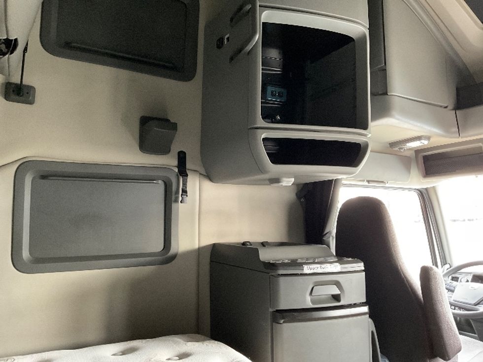 Sleeper Tractor-Heavy Duty Tractors-Volvo-2021-VNL64760-Memphis-TN-436,110\n\t\tmiles-$ 75,750 - Image 18