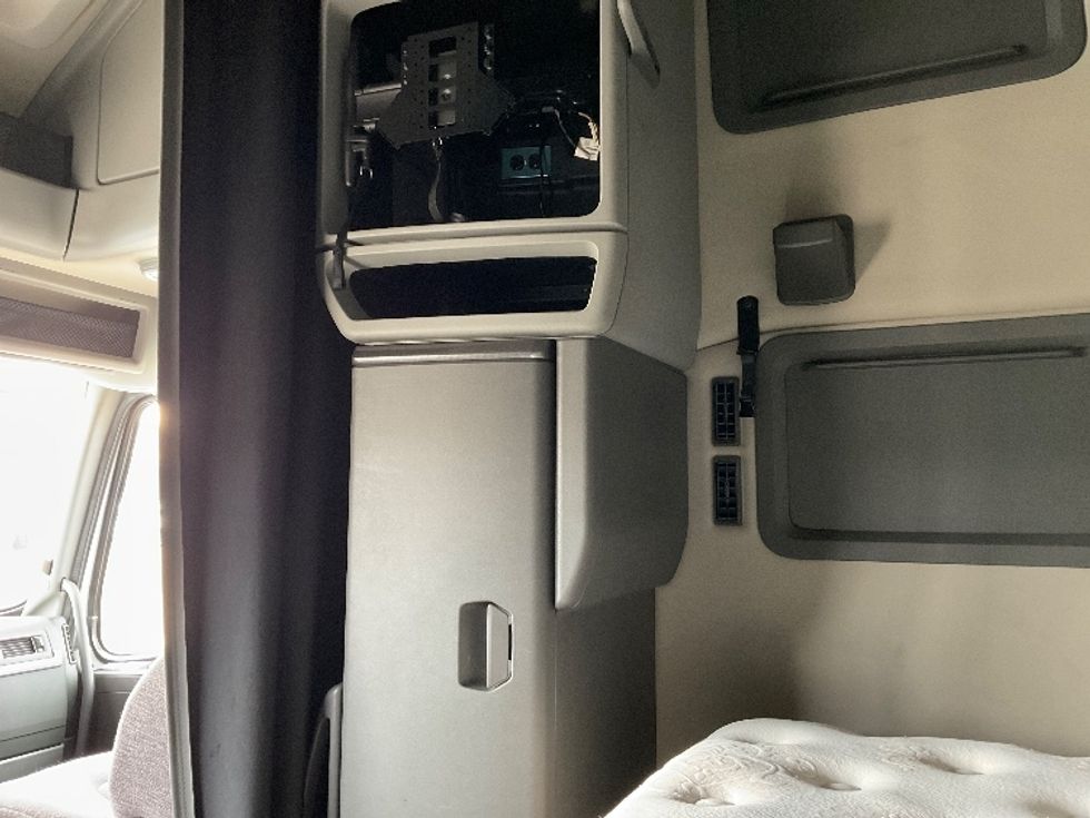 Sleeper Tractor-Heavy Duty Tractors-Volvo-2021-VNL64760-Memphis-TN-436,110\n\t\tmiles-$ 75,750 - Image 19