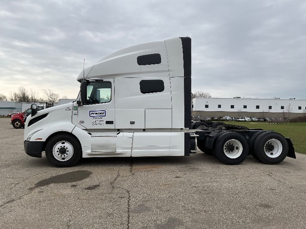 Sleeper Tractor-Heavy Duty Tractors-Volvo-2021-VNL64760-Memphis-TN-436,110\n\t\tmiles-$ 75,750 - Image 4