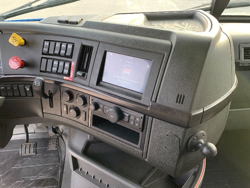 Sleeper Tractor-Heavy Duty Tractors-Volvo-2021-VNL64760-Moberly-MO-621,999\n\t\tmiles-$ 56,250 - Image 12