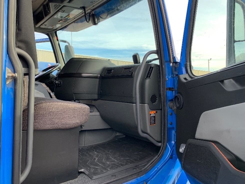 Sleeper Tractor-Heavy Duty Tractors-Volvo-2021-VNL64760-Moberly-MO-621,999\n\t\tmiles-$ 56,250 - Image 13