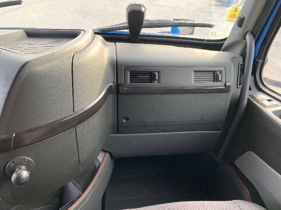 Sleeper Tractor-Heavy Duty Tractors-Volvo-2021-VNL64760-Moberly-MO-621,999\n\t\tmiles-$ 56,250 - Image 14