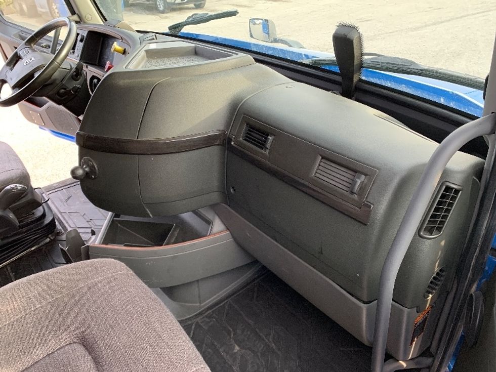 Sleeper Tractor-Heavy Duty Tractors-Volvo-2021-VNL64760-Moberly-MO-621,999\n\t\tmiles-$ 56,250 - Image 15