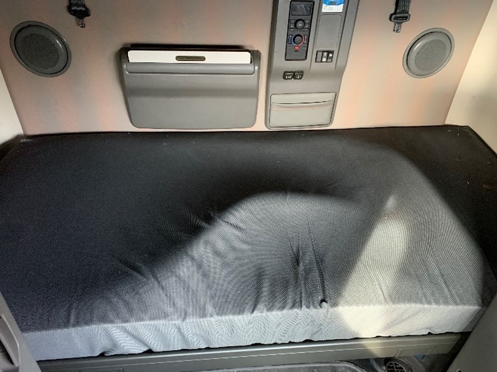 Sleeper Tractor-Heavy Duty Tractors-Volvo-2021-VNL64760-Moberly-MO-621,999\n\t\tmiles-$ 56,250 - Image 16