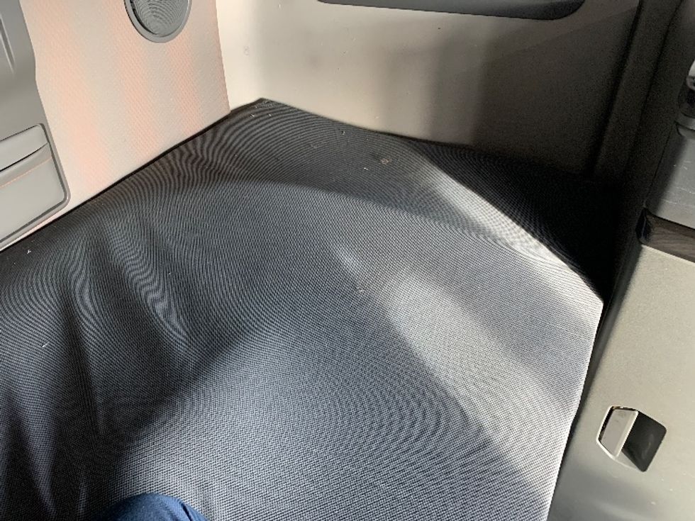 Sleeper Tractor-Heavy Duty Tractors-Volvo-2021-VNL64760-Moberly-MO-621,999\n\t\tmiles-$ 56,250 - Image 17