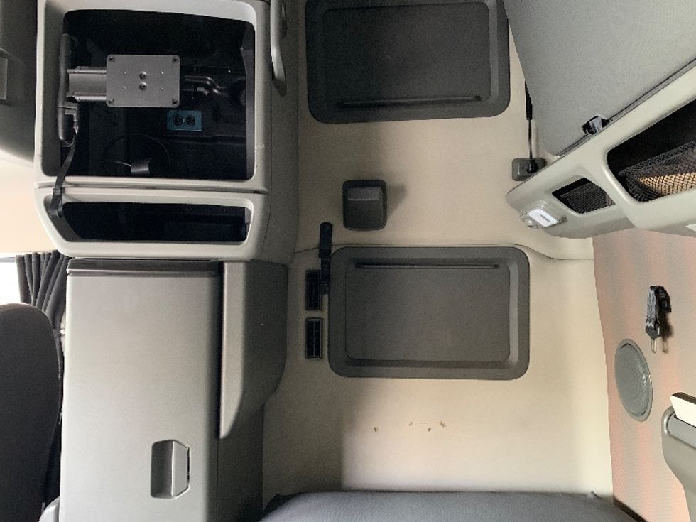 Sleeper Tractor-Heavy Duty Tractors-Volvo-2021-VNL64760-Moberly-MO-621,999\n\t\tmiles-$ 56,250 - Image 19