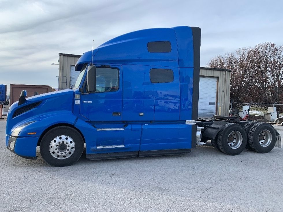 Sleeper Tractor-Heavy Duty Tractors-Volvo-2021-VNL64760-Moberly-MO-621,999\n\t\tmiles-$ 56,250 - Image 4