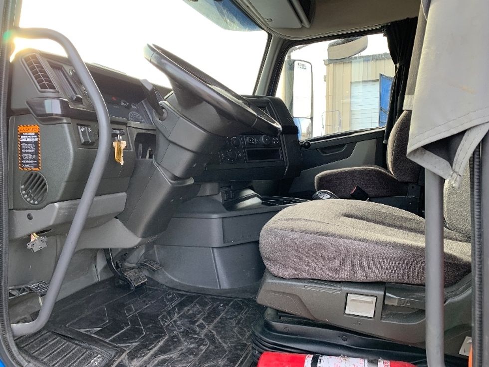 Sleeper Tractor-Heavy Duty Tractors-Volvo-2021-VNL64760-Moberly-MO-621,999\n\t\tmiles-$ 56,250 - Image 9