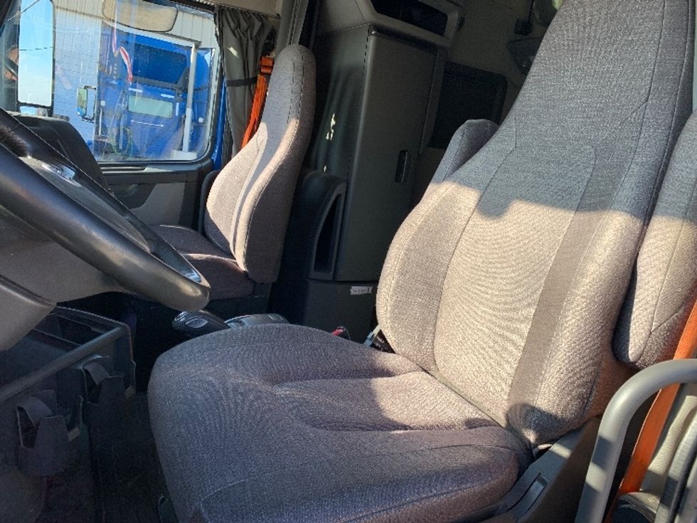 Sleeper Tractor-Heavy Duty Tractors-Volvo-2021-VNL64760-Moberly-MO-686,329\n\t\tmiles-$ 49,750 - Image 10