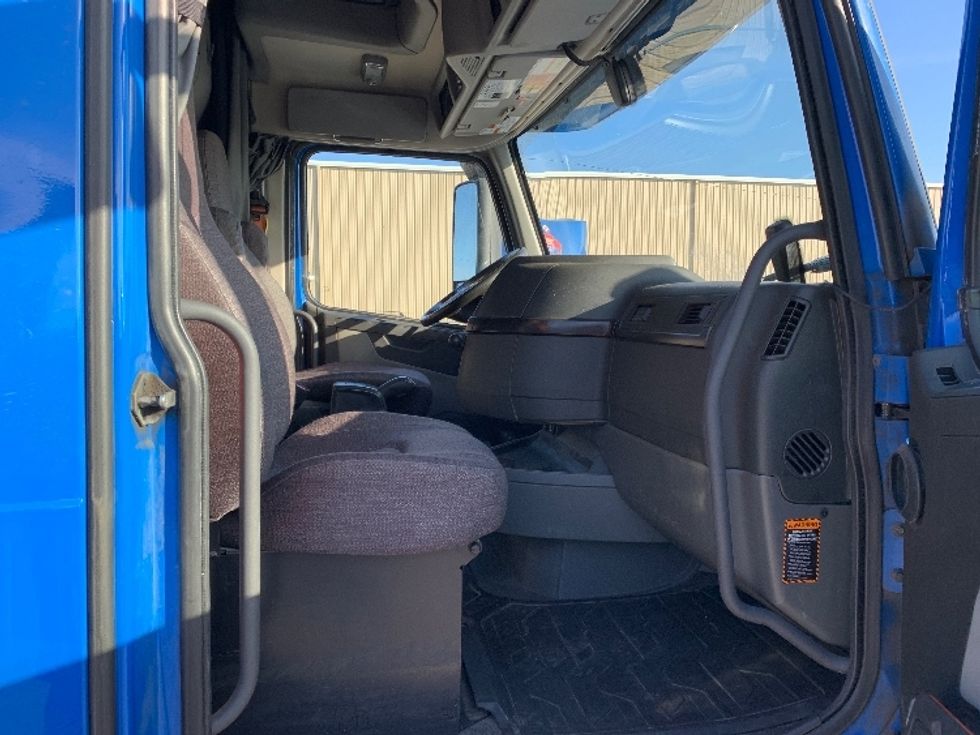 Sleeper Tractor-Heavy Duty Tractors-Volvo-2021-VNL64760-Moberly-MO-686,329\n\t\tmiles-$ 49,750 - Image 13