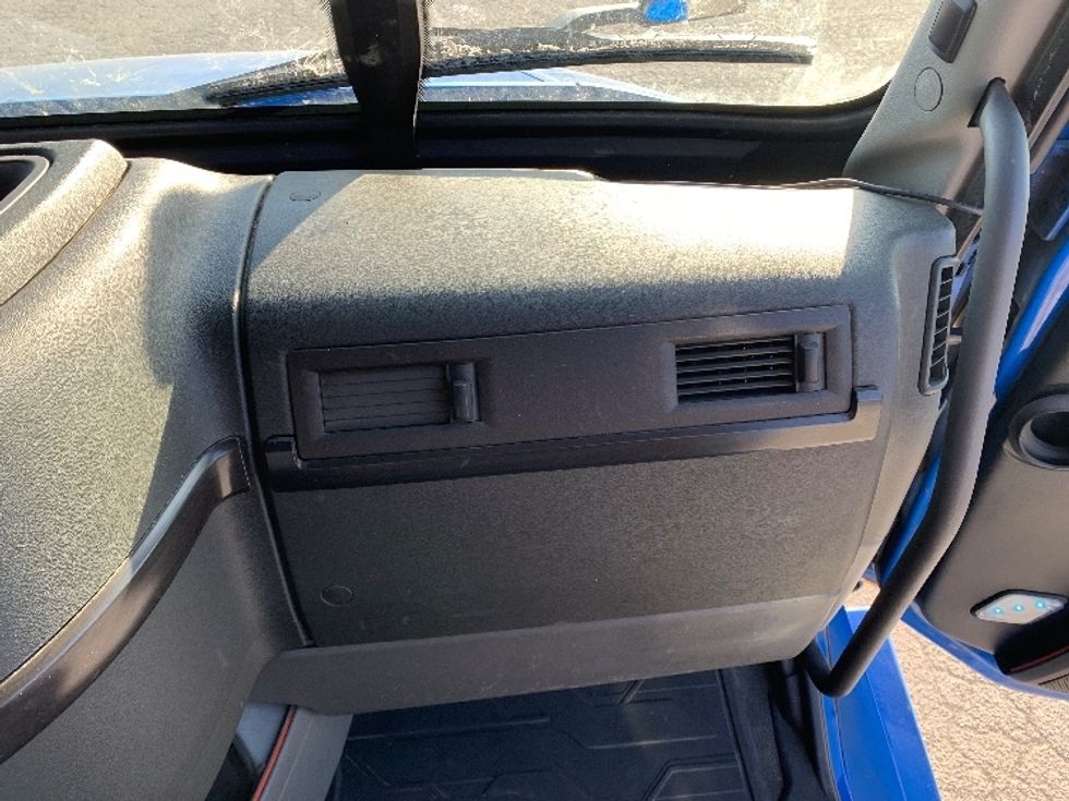 Sleeper Tractor-Heavy Duty Tractors-Volvo-2021-VNL64760-Moberly-MO-686,329\n\t\tmiles-$ 49,750 - Image 14