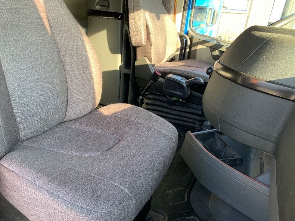 Sleeper Tractor-Heavy Duty Tractors-Volvo-2021-VNL64760-Moberly-MO-686,329\n\t\tmiles-$ 49,750 - Image 15