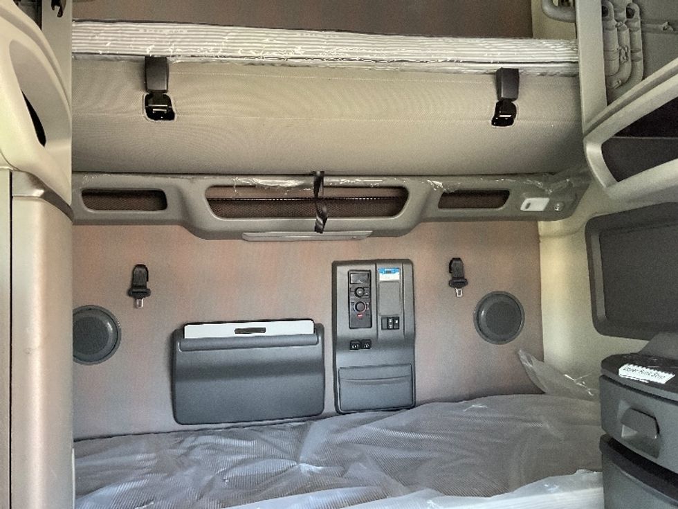 Sleeper Tractor-Heavy Duty Tractors-Volvo-2021-VNL64760-Moberly-MO-686,329\n\t\tmiles-$ 49,750 - Image 16