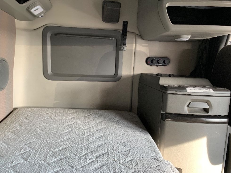 Sleeper Tractor-Heavy Duty Tractors-Volvo-2021-VNL64760-Moberly-MO-686,329\n\t\tmiles-$ 49,750 - Image 18