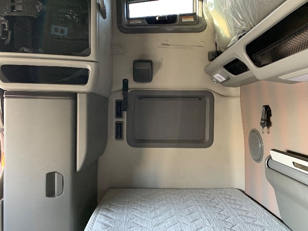 Sleeper Tractor-Heavy Duty Tractors-Volvo-2021-VNL64760-Moberly-MO-686,329\n\t\tmiles-$ 49,750 - Image 19