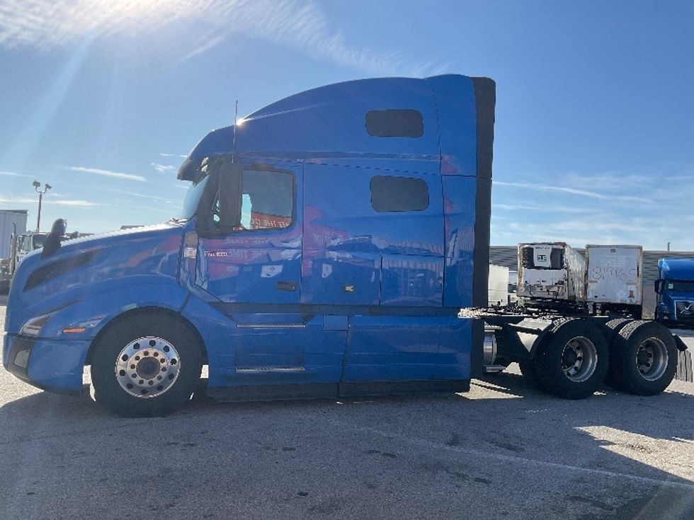 Sleeper Tractor-Heavy Duty Tractors-Volvo-2021-VNL64760-Moberly-MO-686,329\n\t\tmiles-$ 49,750 - Image 4