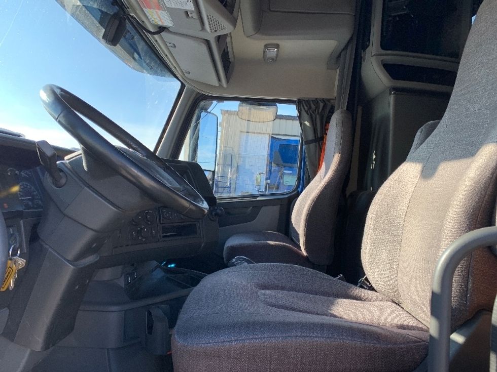 Sleeper Tractor-Heavy Duty Tractors-Volvo-2021-VNL64760-Moberly-MO-686,329\n\t\tmiles-$ 49,750 - Image 9