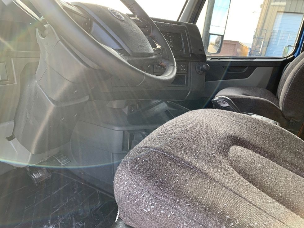 Sleeper Tractor-Heavy Duty Tractors-Volvo-2021-VNL64760-Moberly-MO-698,999\n\t\tmiles-$ 48,500 - Image 10