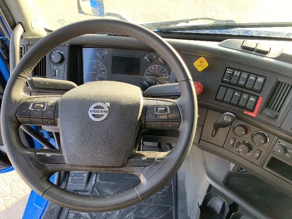 Sleeper Tractor-Heavy Duty Tractors-Volvo-2021-VNL64760-Moberly-MO-698,999\n\t\tmiles-$ 48,500 - Image 11
