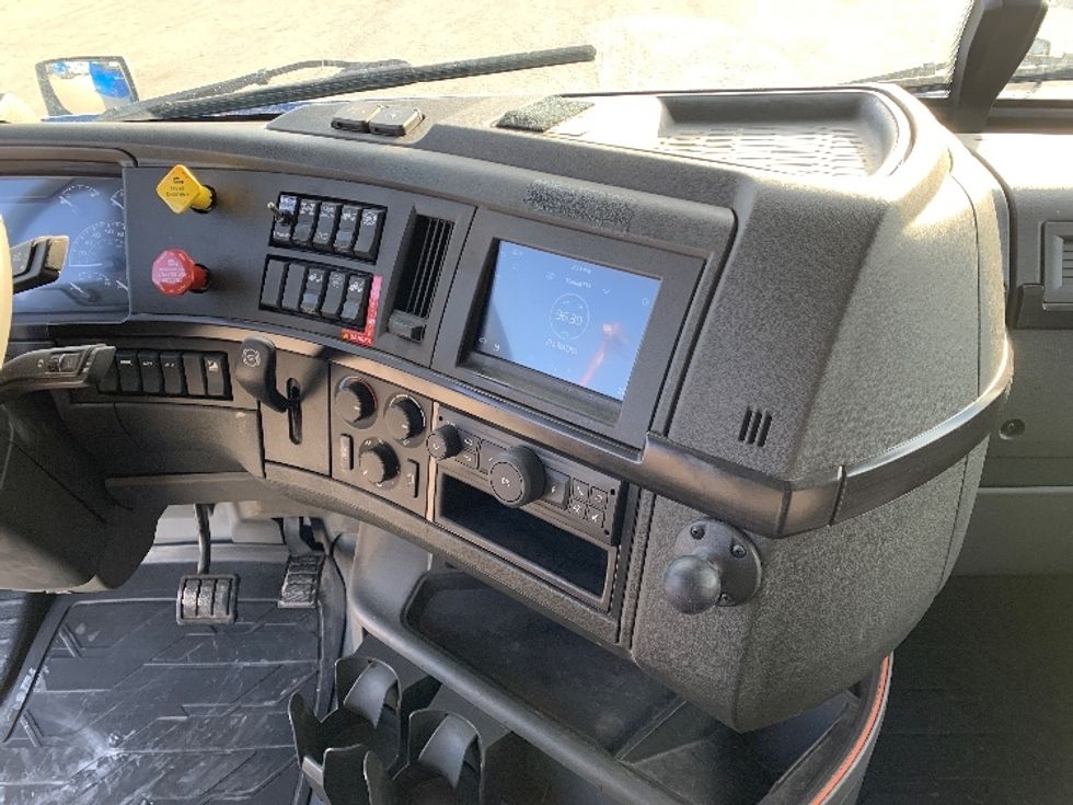 Sleeper Tractor-Heavy Duty Tractors-Volvo-2021-VNL64760-Moberly-MO-698,999\n\t\tmiles-$ 48,500 - Image 12