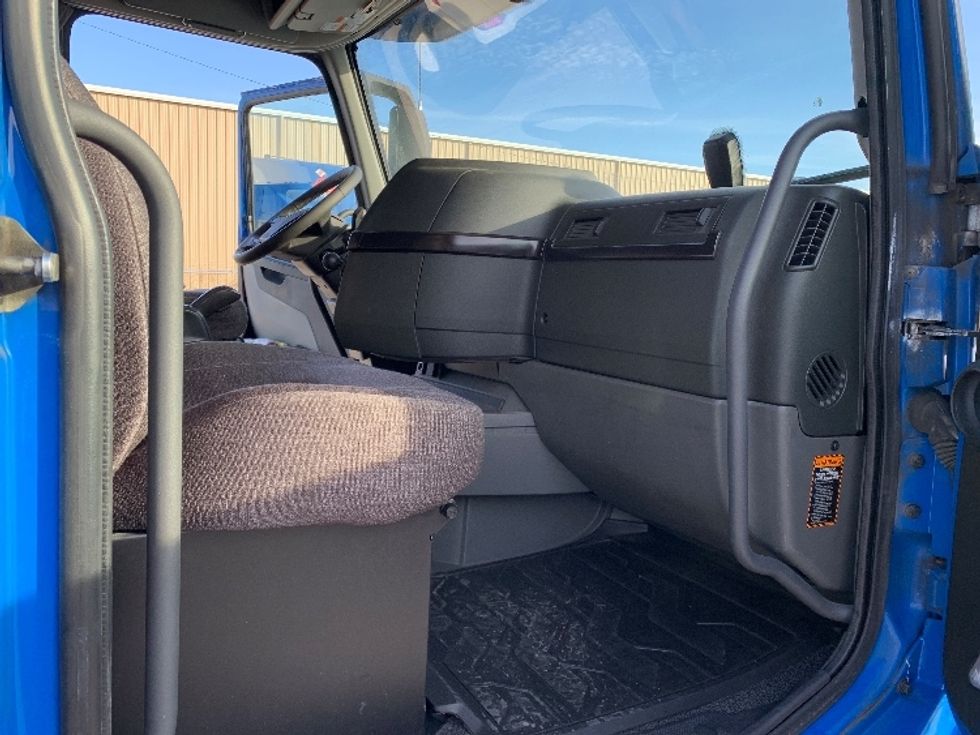 Sleeper Tractor-Heavy Duty Tractors-Volvo-2021-VNL64760-Moberly-MO-698,999\n\t\tmiles-$ 48,500 - Image 13