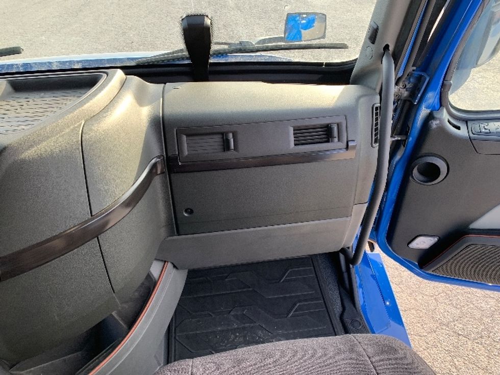 Sleeper Tractor-Heavy Duty Tractors-Volvo-2021-VNL64760-Moberly-MO-698,999\n\t\tmiles-$ 48,500 - Image 14