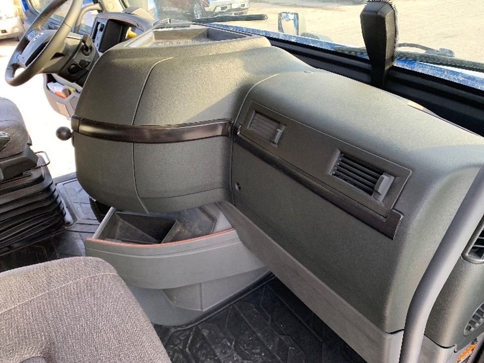 Sleeper Tractor-Heavy Duty Tractors-Volvo-2021-VNL64760-Moberly-MO-698,999\n\t\tmiles-$ 48,500 - Image 15