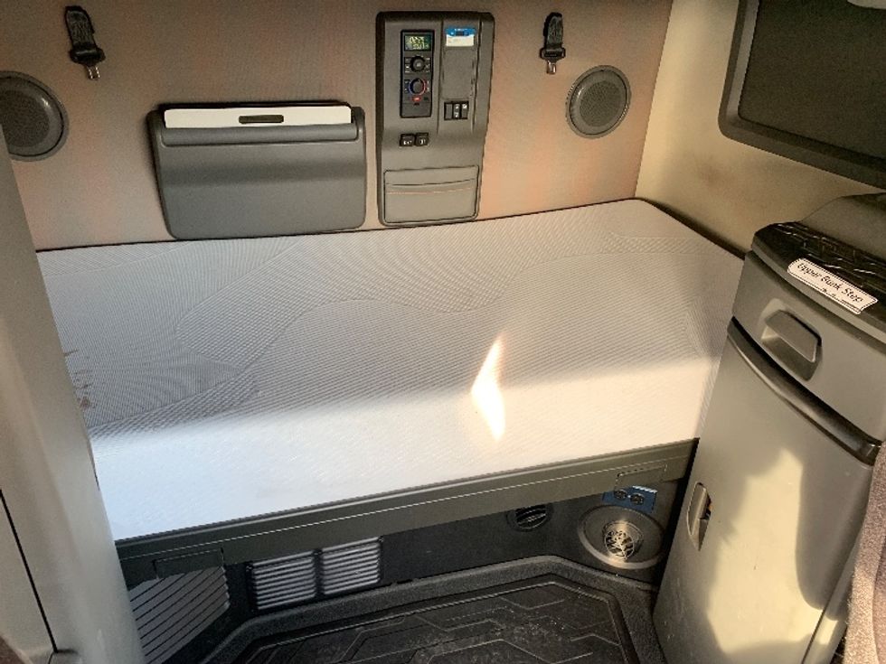 Sleeper Tractor-Heavy Duty Tractors-Volvo-2021-VNL64760-Moberly-MO-698,999\n\t\tmiles-$ 48,500 - Image 16