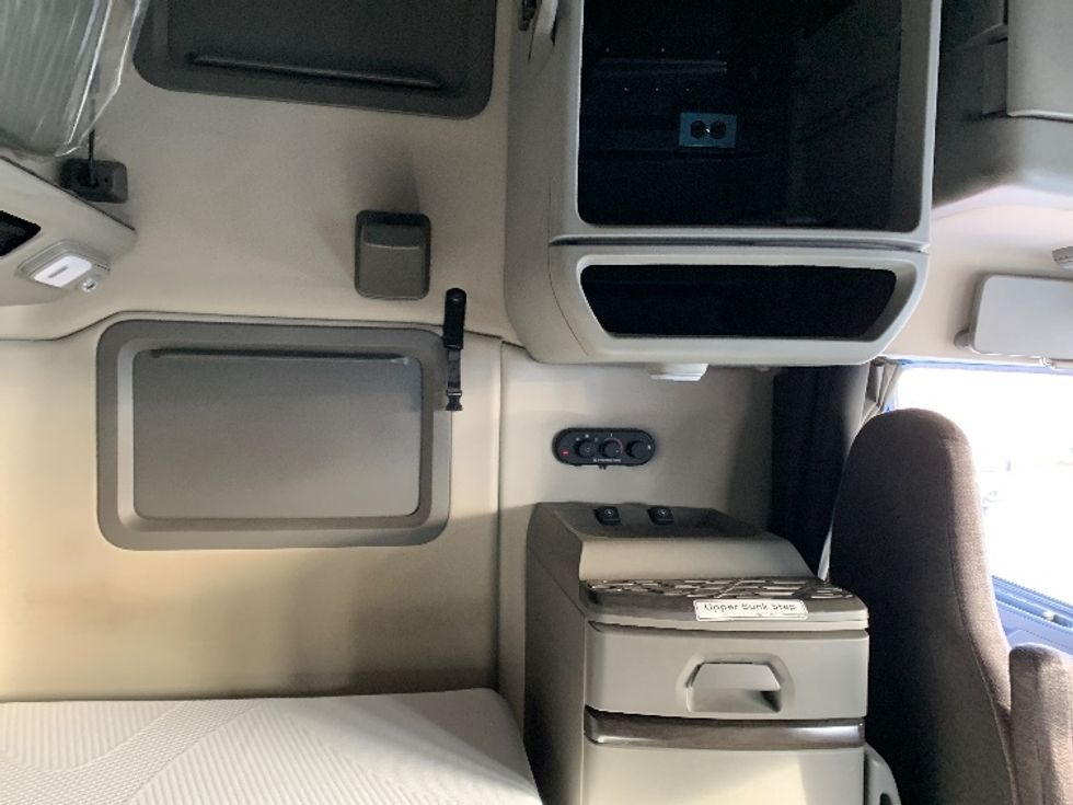 Sleeper Tractor-Heavy Duty Tractors-Volvo-2021-VNL64760-Moberly-MO-698,999\n\t\tmiles-$ 48,500 - Image 18