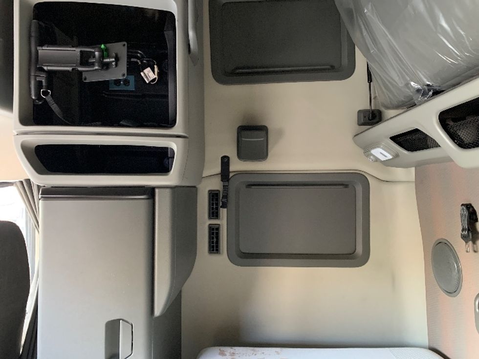 Sleeper Tractor-Heavy Duty Tractors-Volvo-2021-VNL64760-Moberly-MO-698,999\n\t\tmiles-$ 48,500 - Image 19