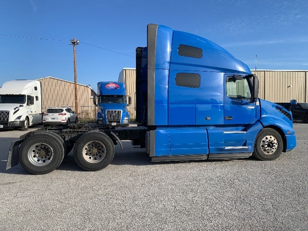 Sleeper Tractor-Heavy Duty Tractors-Volvo-2021-VNL64760-Moberly-MO-698,999\n\t\tmiles-$ 48,500 - Image 8