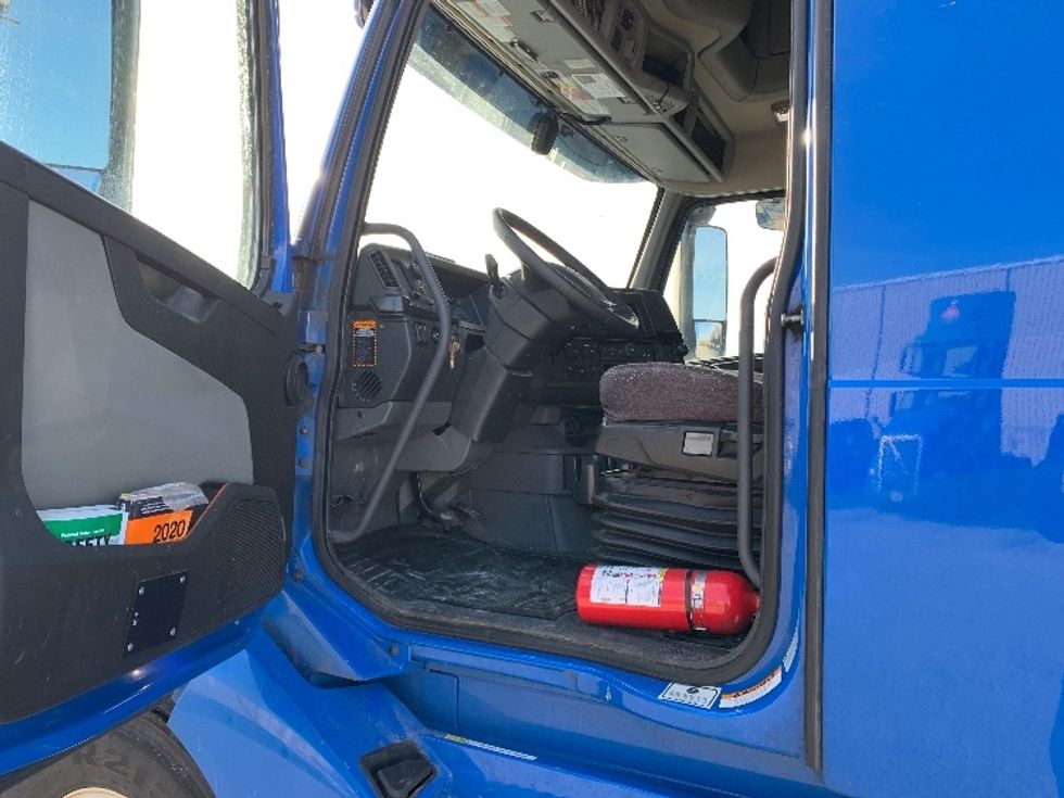 Sleeper Tractor-Heavy Duty Tractors-Volvo-2021-VNL64760-Moberly-MO-698,999\n\t\tmiles-$ 48,500 - Image 9