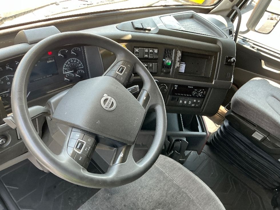 Sleeper Tractor-Heavy Duty Tractors-Volvo-2021-VNL64760-Montebello-CA-620,064\n\t\tmiles-$ 64,250 - Image 10