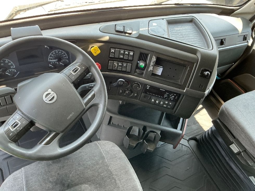 Sleeper Tractor-Heavy Duty Tractors-Volvo-2021-VNL64760-Montebello-CA-620,064\n\t\tmiles-$ 64,250 - Image 11