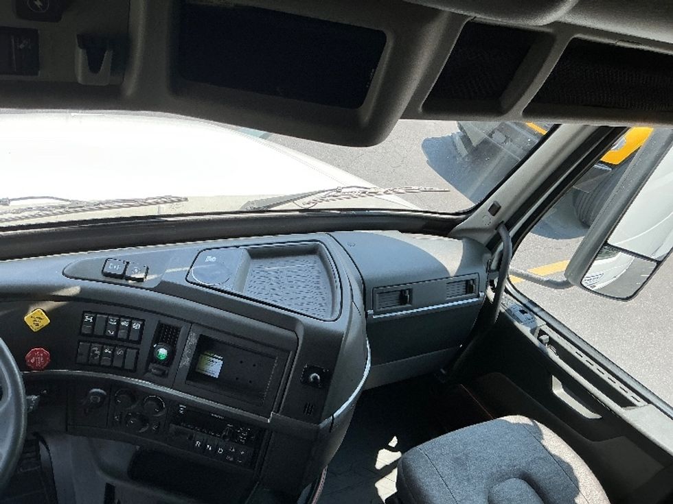 Sleeper Tractor-Heavy Duty Tractors-Volvo-2021-VNL64760-Montebello-CA-620,064\n\t\tmiles-$ 64,250 - Image 12