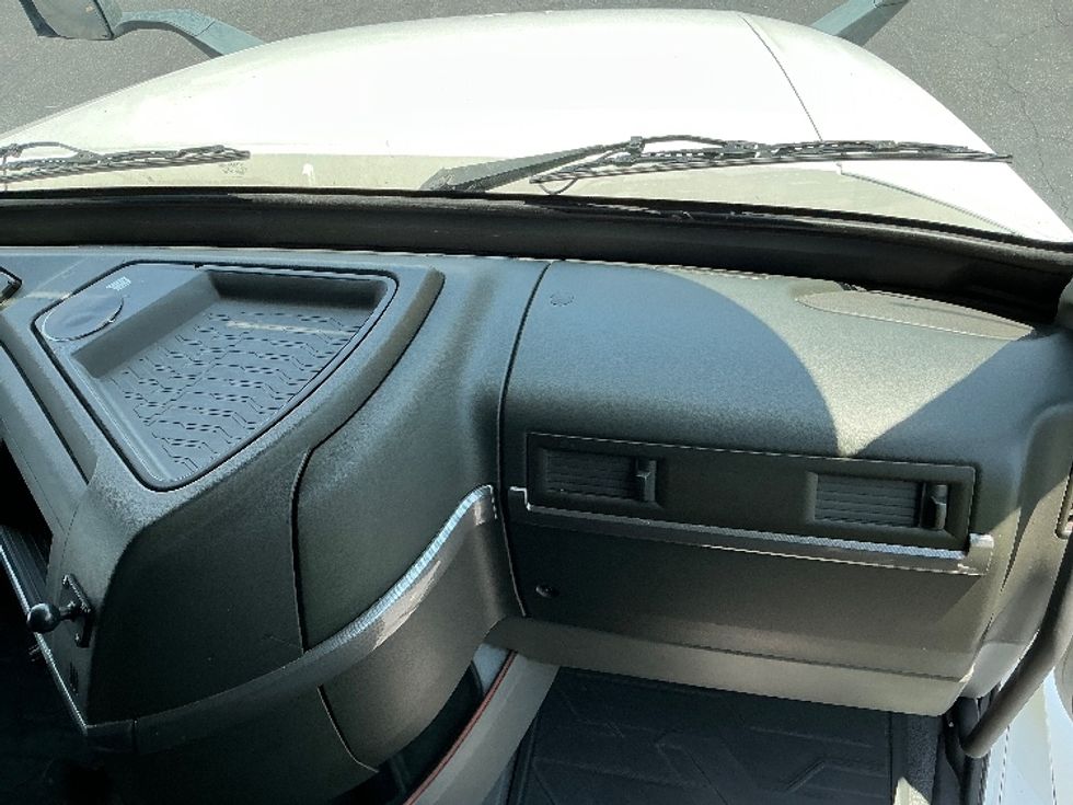 Sleeper Tractor-Heavy Duty Tractors-Volvo-2021-VNL64760-Montebello-CA-620,064\n\t\tmiles-$ 64,250 - Image 14