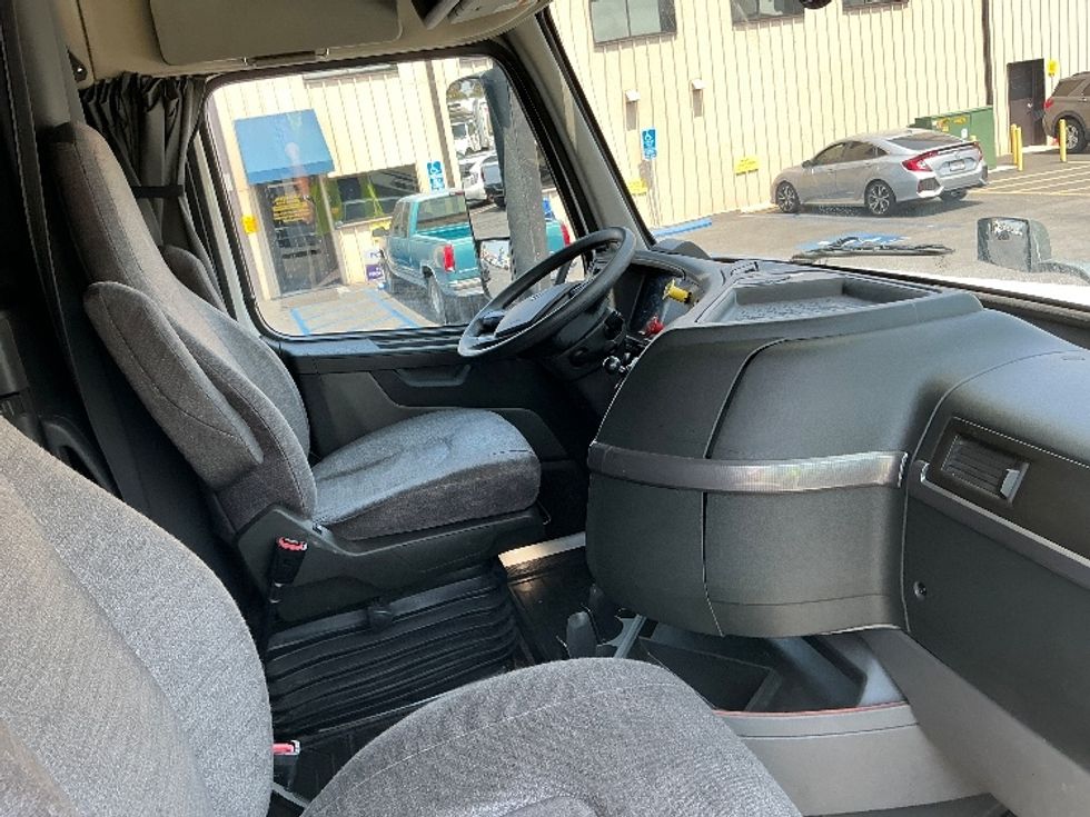 Sleeper Tractor-Heavy Duty Tractors-Volvo-2021-VNL64760-Montebello-CA-620,064\n\t\tmiles-$ 64,250 - Image 15