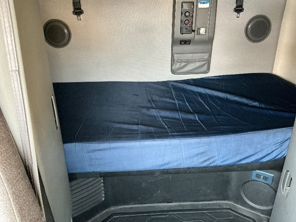 Sleeper Tractor-Heavy Duty Tractors-Volvo-2021-VNL64760-Montebello-CA-620,064\n\t\tmiles-$ 64,250 - Image 16